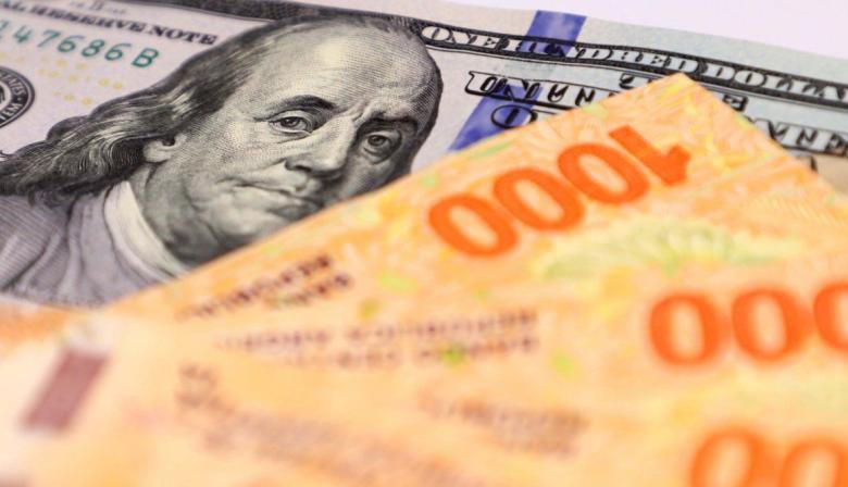 Controlar el dólar secando pesos: ¿táctica, efecto o dilema político estructural?