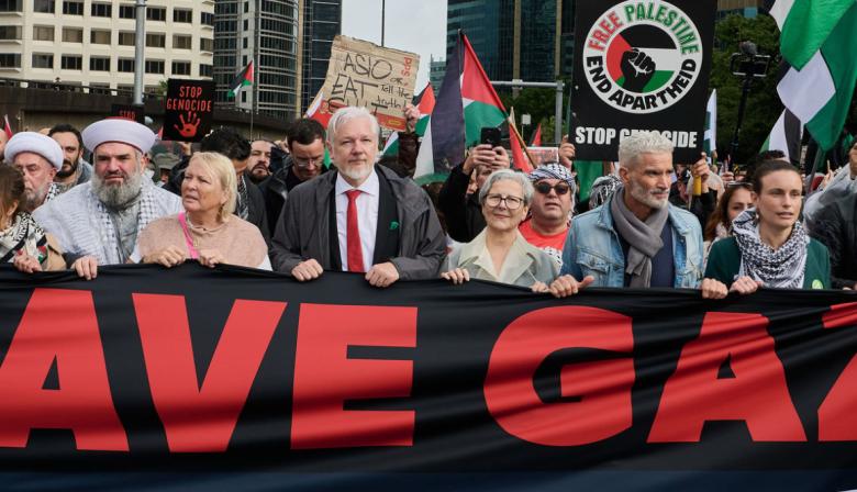 Julian Assange encabeza marcha en Sídney por crisis humanitaria en Gaza