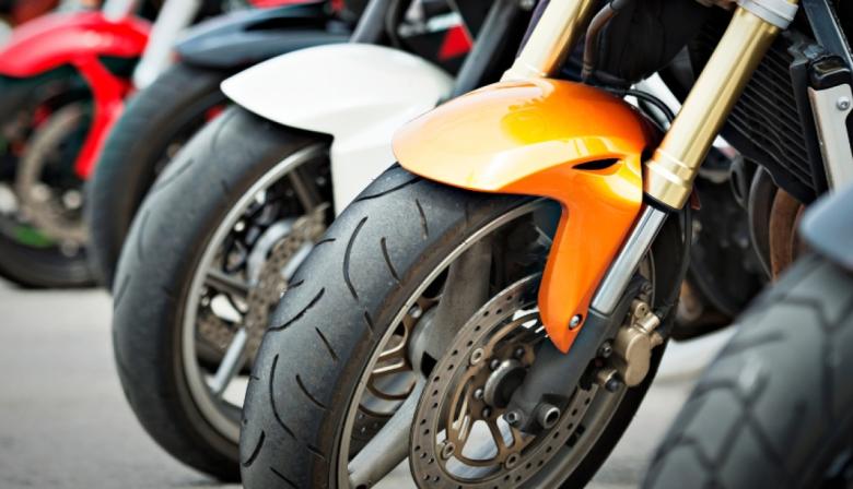 Envían a juicio a seis policías acusados por robar motos y piezas de autos de un depósito judicial
