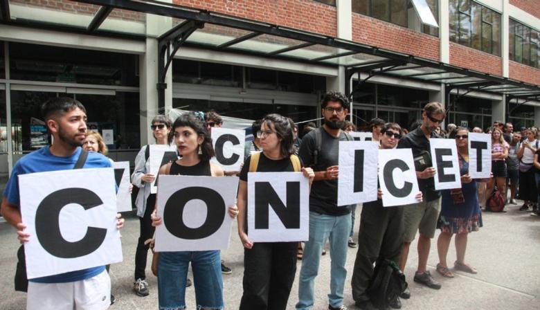 Acampe, antorchas y reclamo por salarios de pobreza en el CONICET durante 48 horas