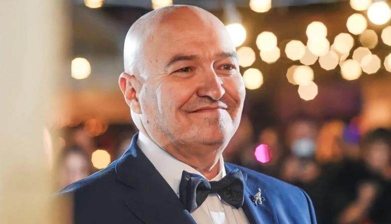 Larry De Clay promete inclusión y critica la gestión económica de Milei