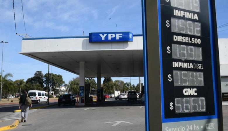 El Gobierno dispuso subas en los impuestos a combustibles desde septiembre