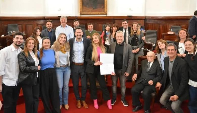 Concejal de Milei pierde el foco: homenajea a la “Barbie platense” mientras LLA estalla