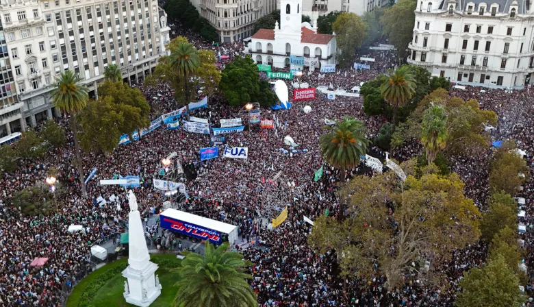Docentes universitarios amenazan con paro si Milei veta la ley