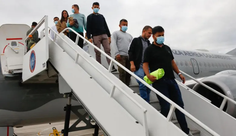 Vuelo de argentinos deportados: el misterio que rodea su llegada