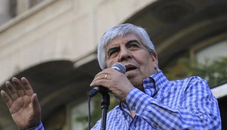 Moyano acuerda paritaria semestral por debajo de la inflación para Camioneros