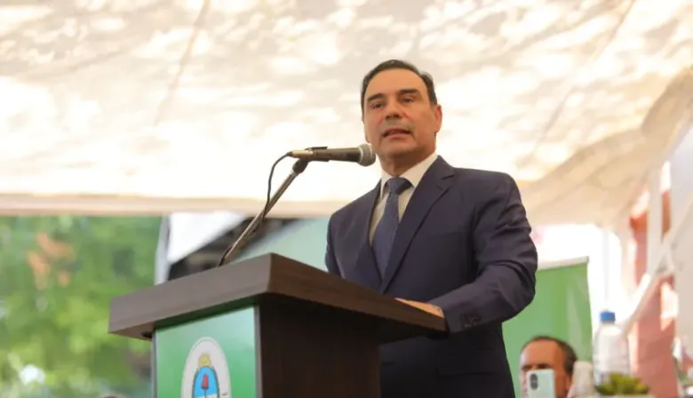 “Tiene que levantar el culito de la silla y viajar al interior”