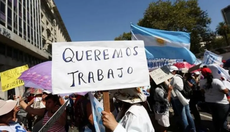 El mercado laboral se precariza y los especialistas advierten: “Lo peor está por venir”