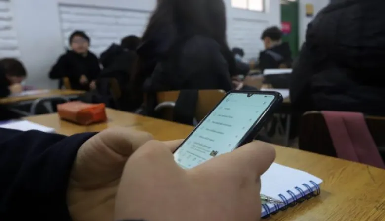 ¿El Congreso prohibirá los celulares en las escuelas de todo el país?