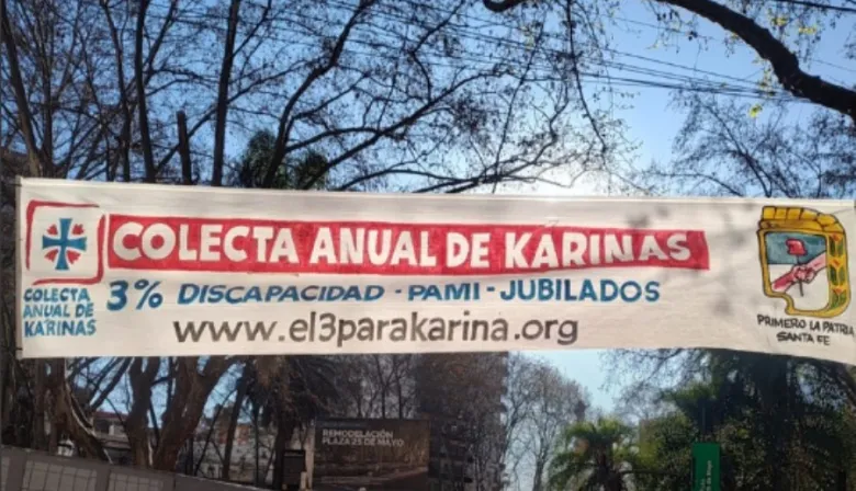 En Rosario, irónicos pasacalles instan a recaudar “el 3% para Karina”