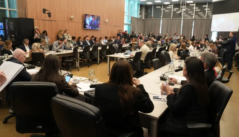 Entre críticas, Diputados convocan al secretario de Hacienda y al ministro Caputo