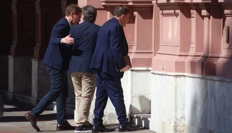 Los intendentes bonaerenses que sumó Milei a su mesa tras la derrota en Provincia