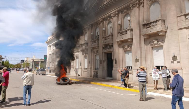 Tensa jornada en 9 de Julio: desesperado reclamo de productores inundados ante el municipio 