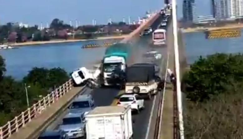 Tragedia en el Puente Belgrano: un choque en cadena deja un muerto y dos heridos