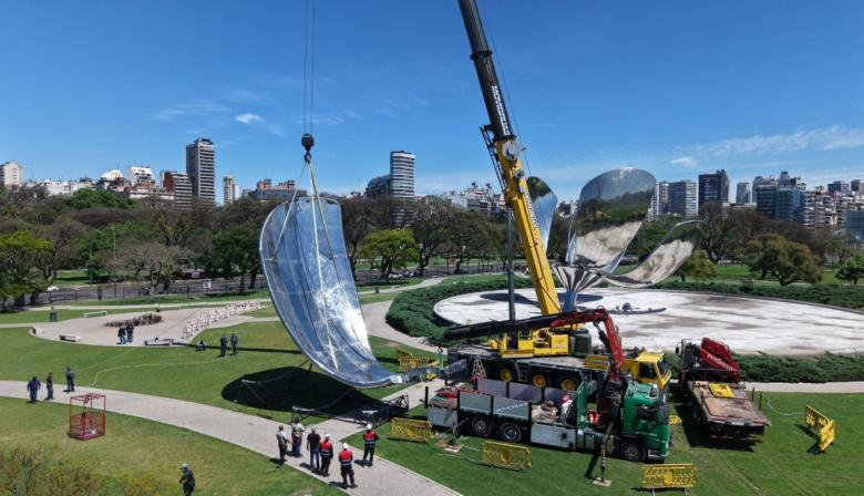 Megaoperativo Floralis: así fue el traslado del primer pétalo restaurado por el río Paraná