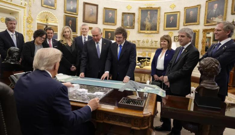 Encuesta revela que el 55% rechaza el rescate de Trump a Milei