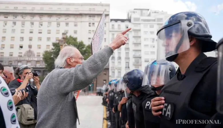 Los jubilados de la mínima pierden $100.000 por el congelamiento del bono
