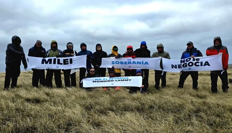 "Vergüenza inaceptable": banderas contra Milei en las Islas Malvinas y contragolpe de LLA