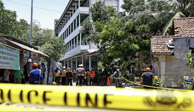 Nueve estudiantes fallecen en el derrumbe de un internado en Indonesia