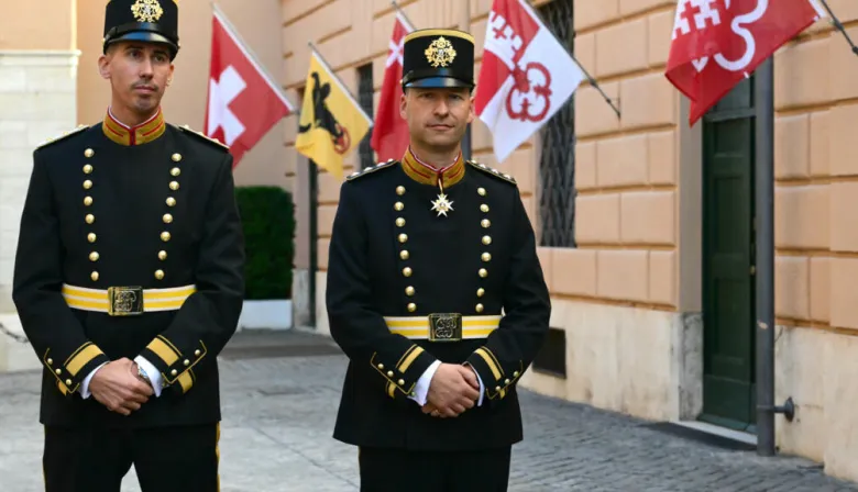 La Guardia del Papa estrena uniforme formal luego de medio siglo