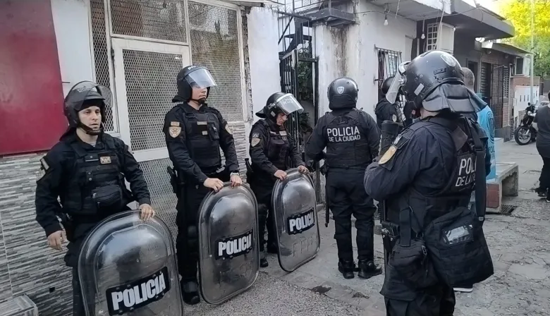 Desbaratan al “Clan Mareco” en el Bajo Flores: cinco detenidos y más de 4.000 dosis de droga