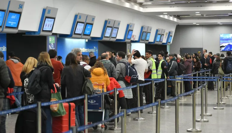 Medida de fuerza de pilotos provoca demoras en cerca de 60 vuelos de Aerolíneas Argentinas