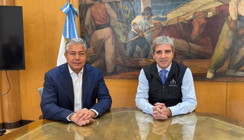 Foto de Caputo y Figueroa, gobernador de Neuquén derrotado por LLA: ¿de qué hablaron?