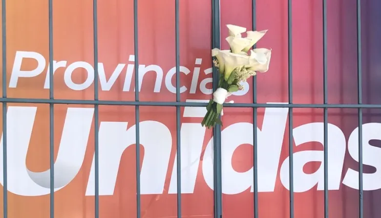 El ramo de luto en la sede de Randazzo y Provincias Unidas tras el fracaso electoral