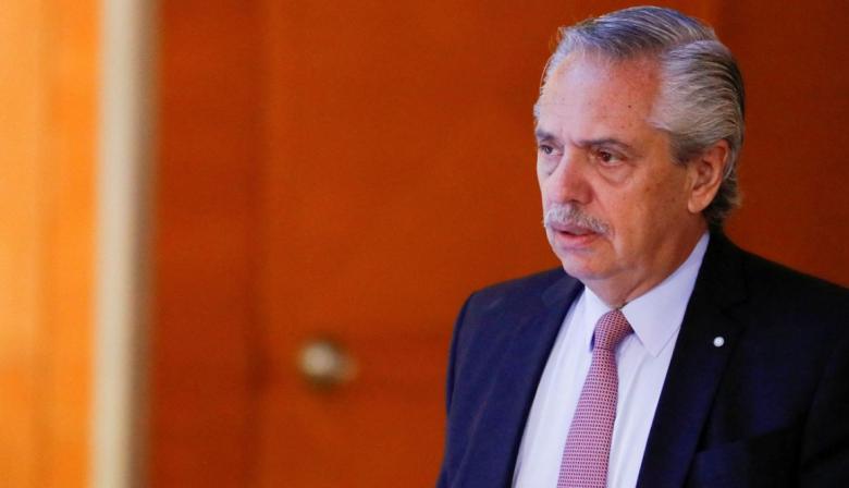 Alberto Fernández votó y golpeó con el puño la puerta