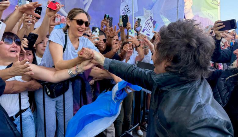 Milei se repliega en Santa Fe tras masiva protesta