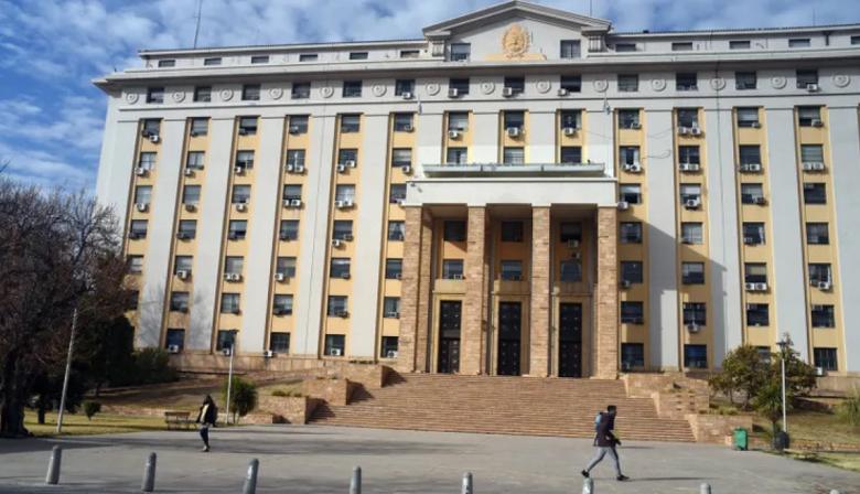 Mendoza: menos estatales, sueldos en la mira para 2026