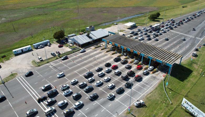 Milei presenta un polémico plan de peajes: ¿qué consecuencias trae para los conductores?