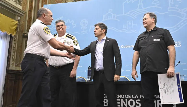Kicillof renovó la cúpula policial y hubo dardos a Milei