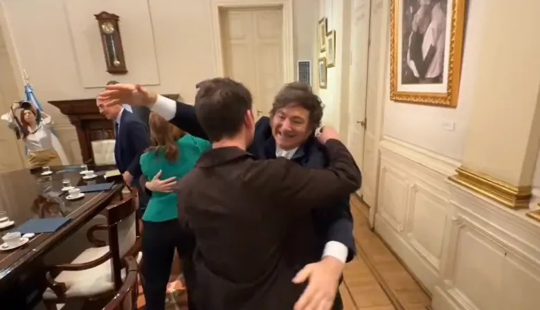 Eterno abrazo con Santiago Caputo y saltos con Petri: el efusivo ingreso de Milei