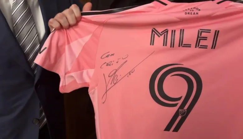 Javier Milei elogió a Lionel Messi: "Yo también puedo felicitar a un zurdo”