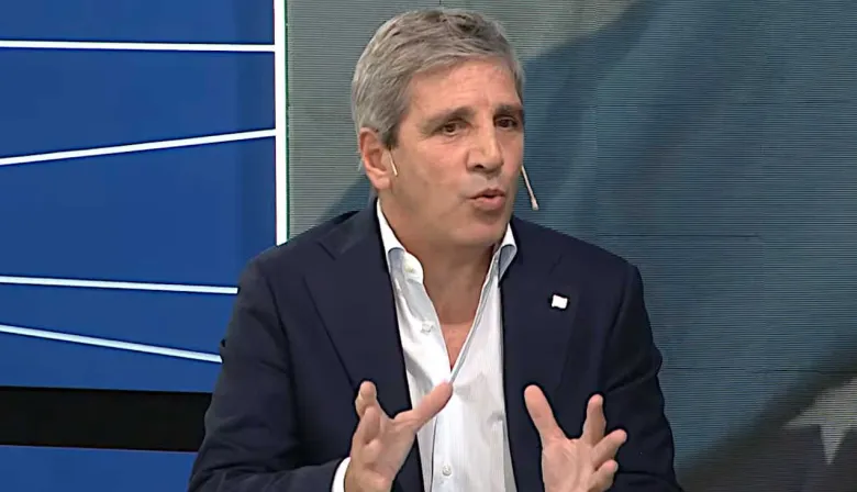 Caputo: "Me siento cómodo con cualquier precio del dólar que esté dentro de la banda”