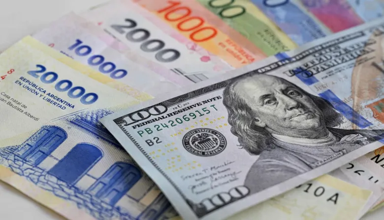 El dólar se aleja lentamente del techo de la banda