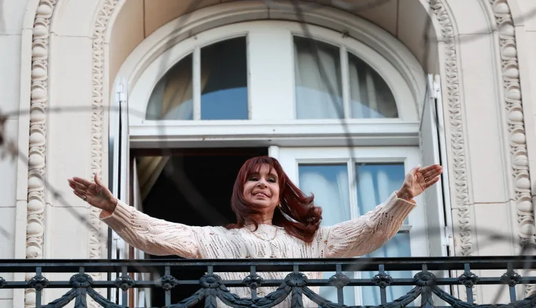 Cuatro afiliados presentan un amparo para que se vaya Cristina