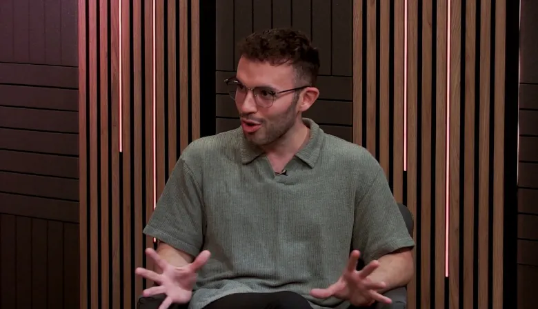 Patricio Roca y el lenguaje secreto del cuerpo que conquista el escenario