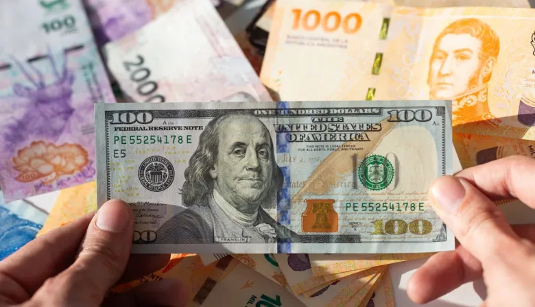El dólar perfora el piso de los $1.400 por primera vez en el mes