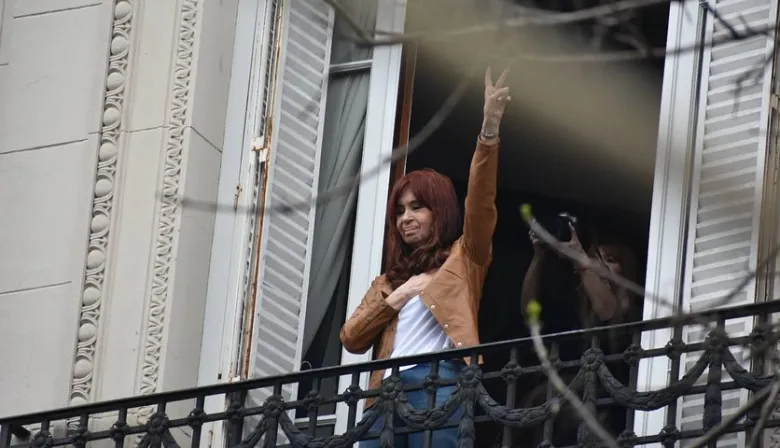 Limitaron las visitas a San José 1111 y CFK contragolpeó a la Justicia con dos fotos