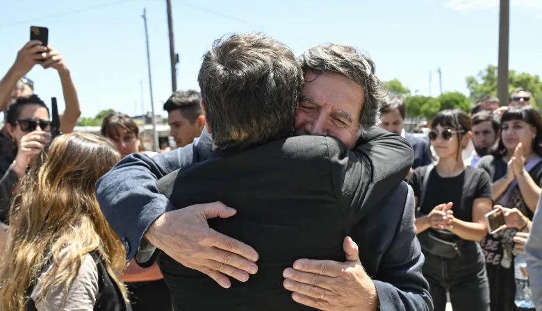 Sileoni se despide del gabinete de Kicillof: acto en Necochea y fuerte abrazo