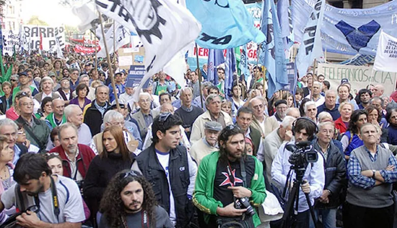 Las CTA vuelven a la calle y apuntan al Gobierno por “congelar” el salario mínimo