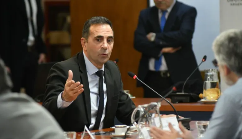 El Gobierno reabre la discusión por el salario mínimo tras seis meses de congelamiento