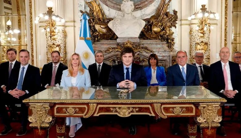 Milei habilita a sus funcionarios a volver al exterior para las vacaciones