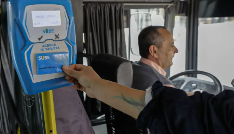 Las empresas de colectivos felicitaron a Kicillof por subir un 15% el boleto