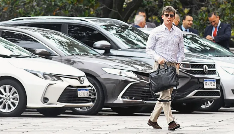 Santiago Caputo: cinco vehículos, choferes rotativos y más de $14 millones en multas