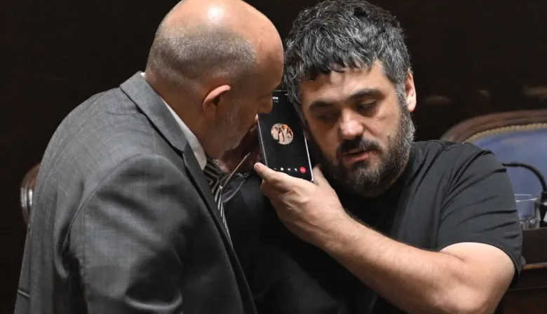 Massa al teléfono: la foto viral en medio de la urgencia de Kicillof por el endeudamiento