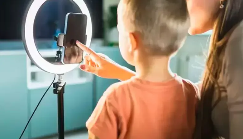 Ley de 'Kidfluencers': los padres no tocarían el dinero y regularían a TikTok