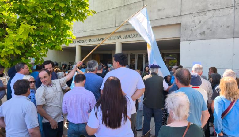 Miramar: protesta de productores, un HCD blindado por la policía y sesión suspendida 